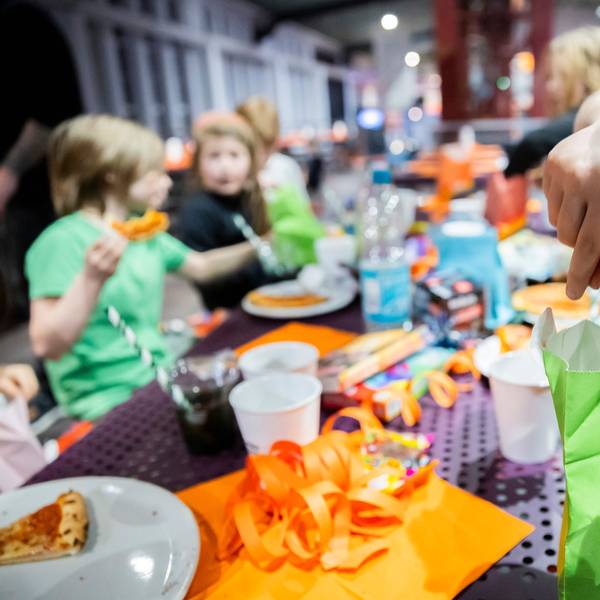 Ein Kind öffnet bei einem Kindergeburtstag im Jump House Berlin-Reinickendorf eine Geschenktüte.