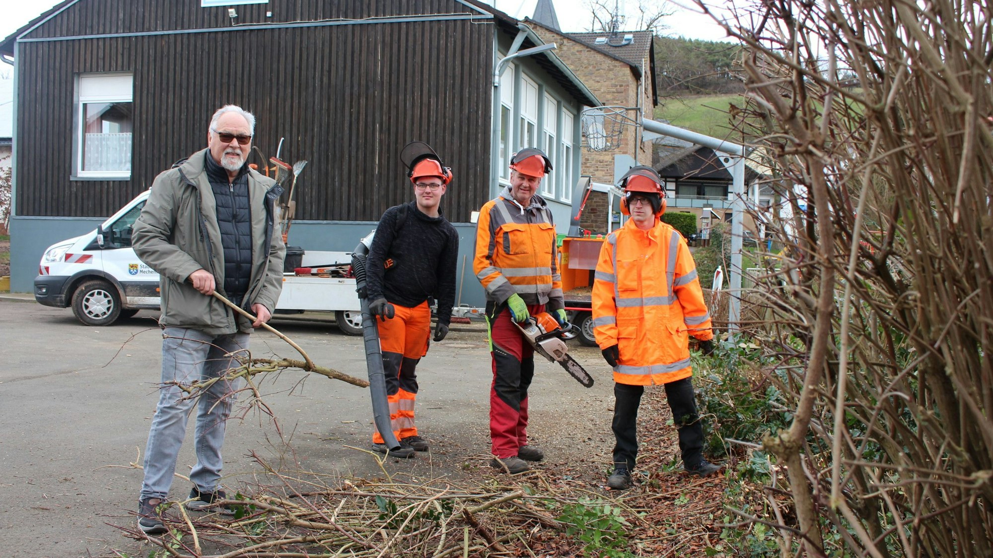 Robert Ohlerth und drei Mitarbeiter der Stadt Mechernich, die Arbeitsgeräte in der Hand halten, bei der Arbeit.