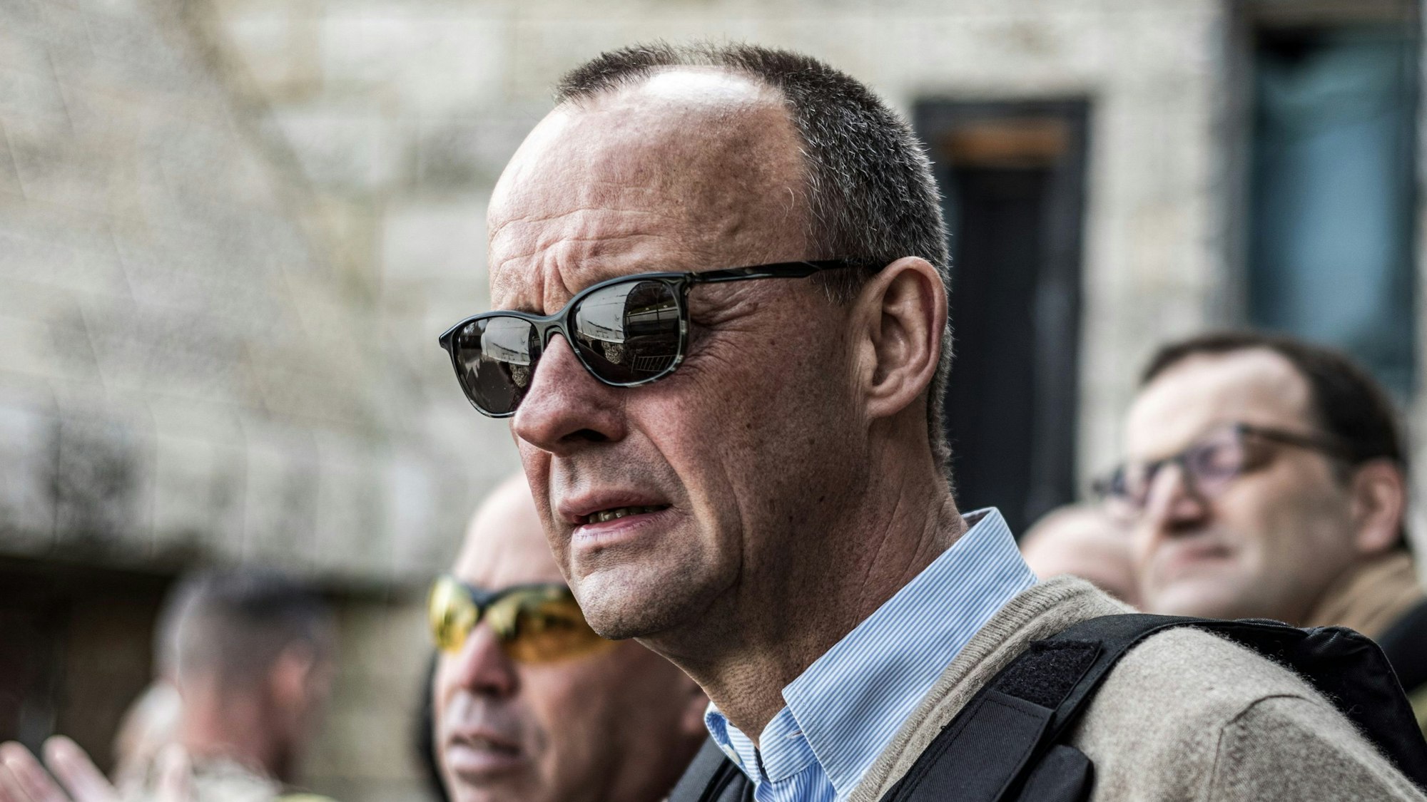 Der CDU-Bundesvorsitzende Friedrich Merz beim Besuch in Israel. Merz begutachtet einen israelischen Militärstützpunkt in Eilon, unweit der Grenze zum Libanon.