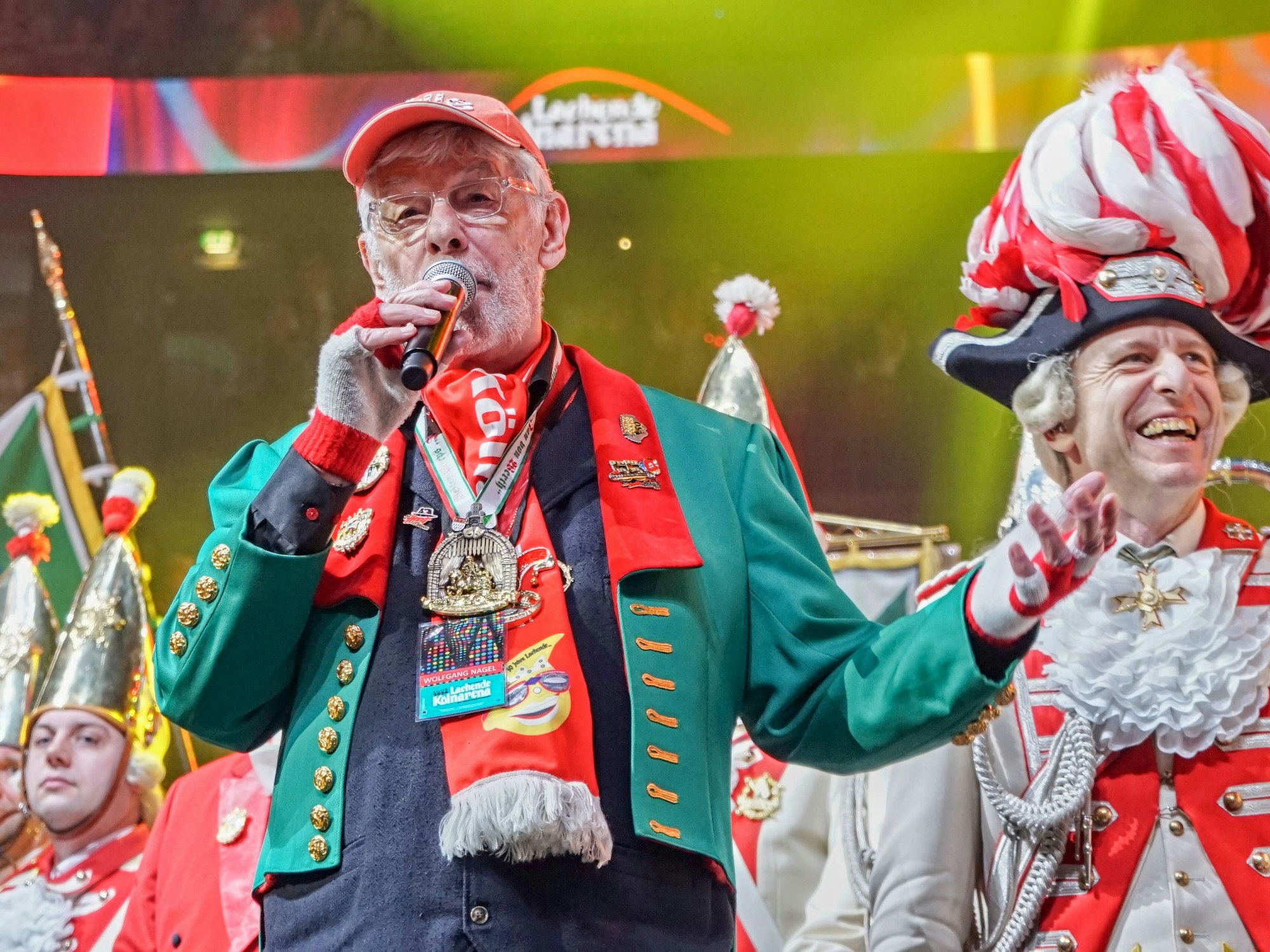 Moderator Wolfgang Nagel steht auf der Bühne der Lachenden Kölnarena.