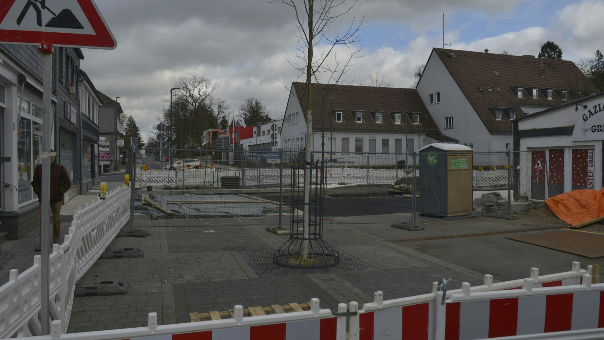 Baustelle auf einer Straße. Mit Absperrungen ist ein Teil der Fahrbahn eingezäunt.
