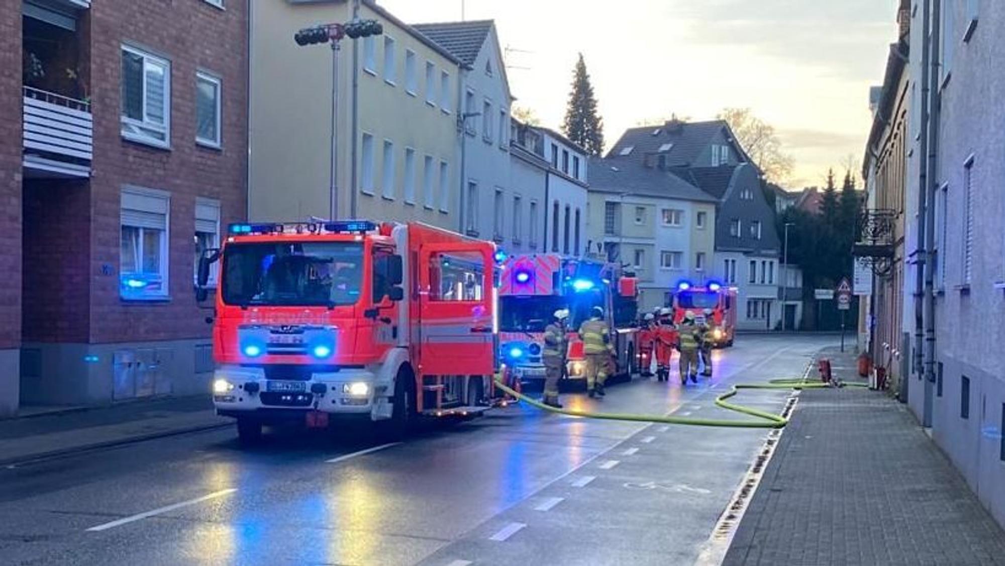 Die Einsatzstelle in der Odenthaler Straße in der Stadtmitte von Bergisch Gladbach