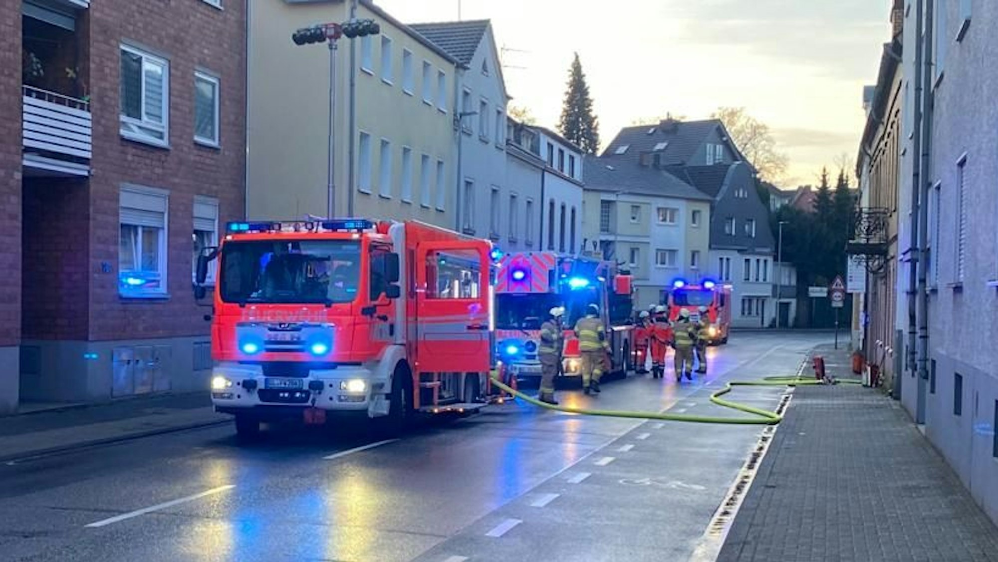 Die Einsatzstelle in der Odenthaler Straße in der Stadtmitte von Bergisch Gladbach