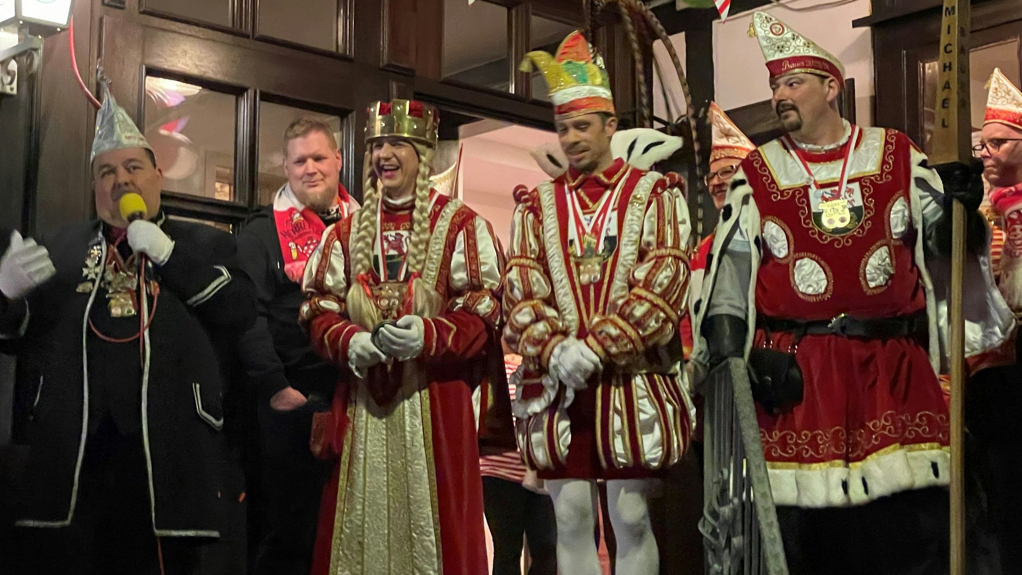 Das Lindlarer Dreigestirn stet beisammen – ehe es zum Ende der Karnevalssession ausgekleidet wird.