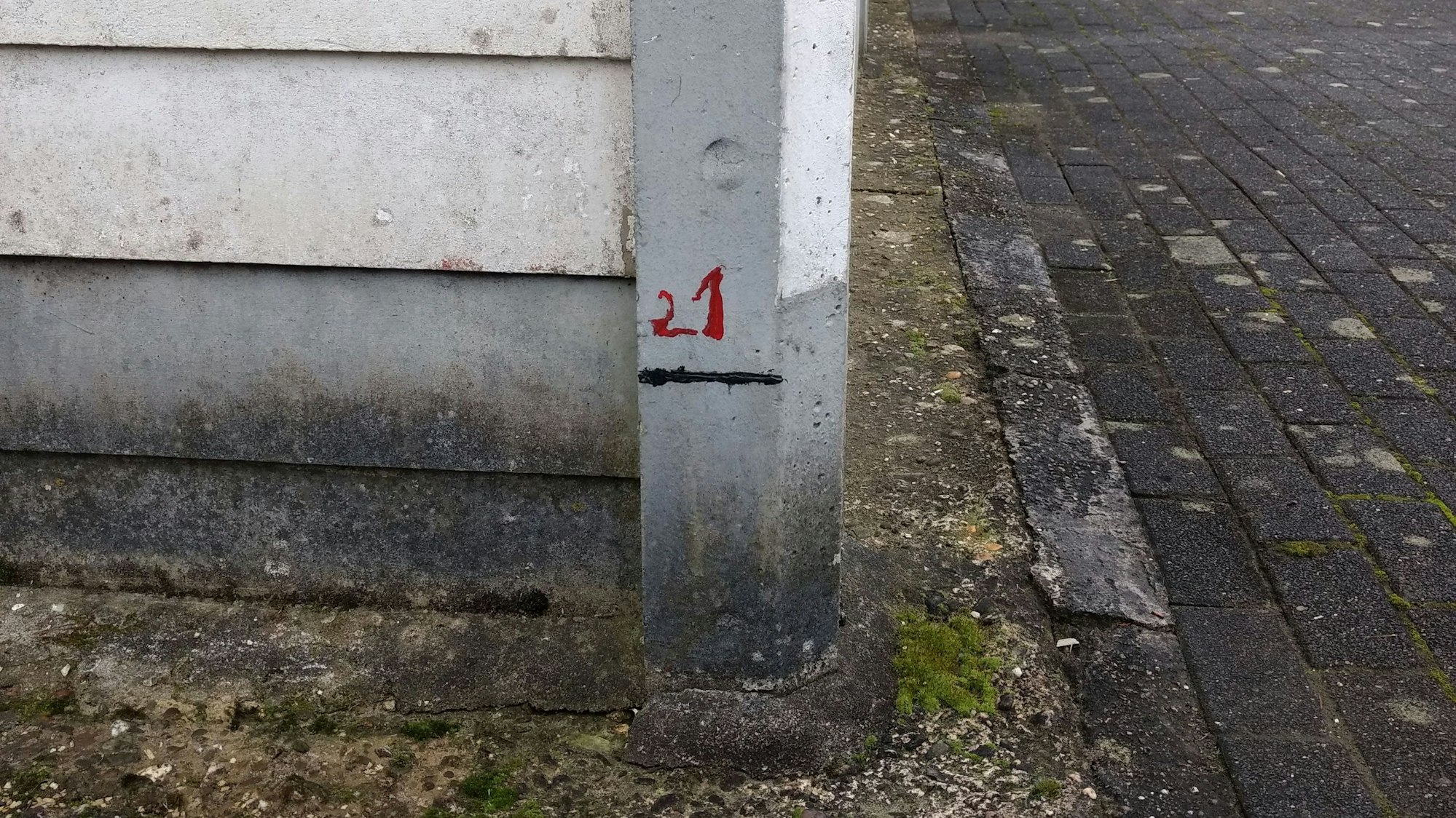 Hochwassermarke an der Garage der Heines in Großhamberg