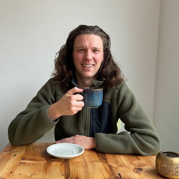 Maximilian Wieler mit einer Tasse Kaffee