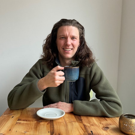 Maximilian Wieler mit einer Tasse Kaffee