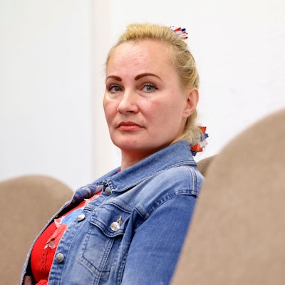 Aktivistin Elena Kolbasnikova bei einem Termin vor dem Kölner Amtsgericht