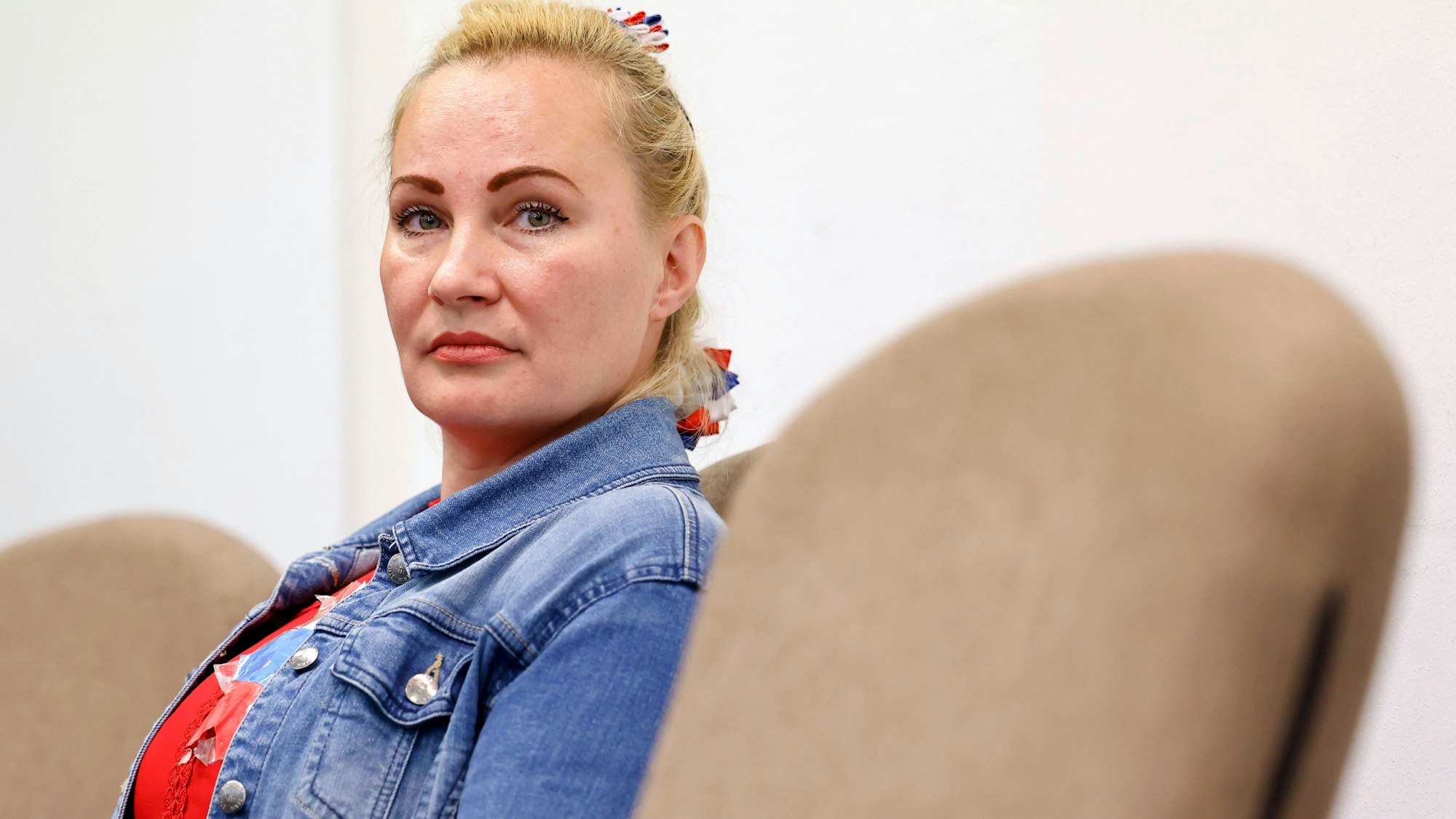 Aktivistin Elena Kolbasnikova bei einem Termin vor dem Kölner Amtsgericht