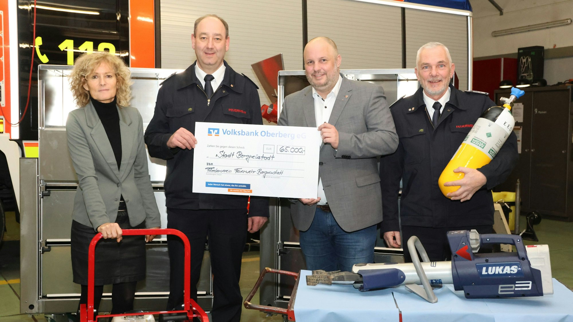 Claudia Adolfs, Michael Stricker, Matthias Thul und Torsten Götz (von links) mit dem symbolischen Spendenscheck.