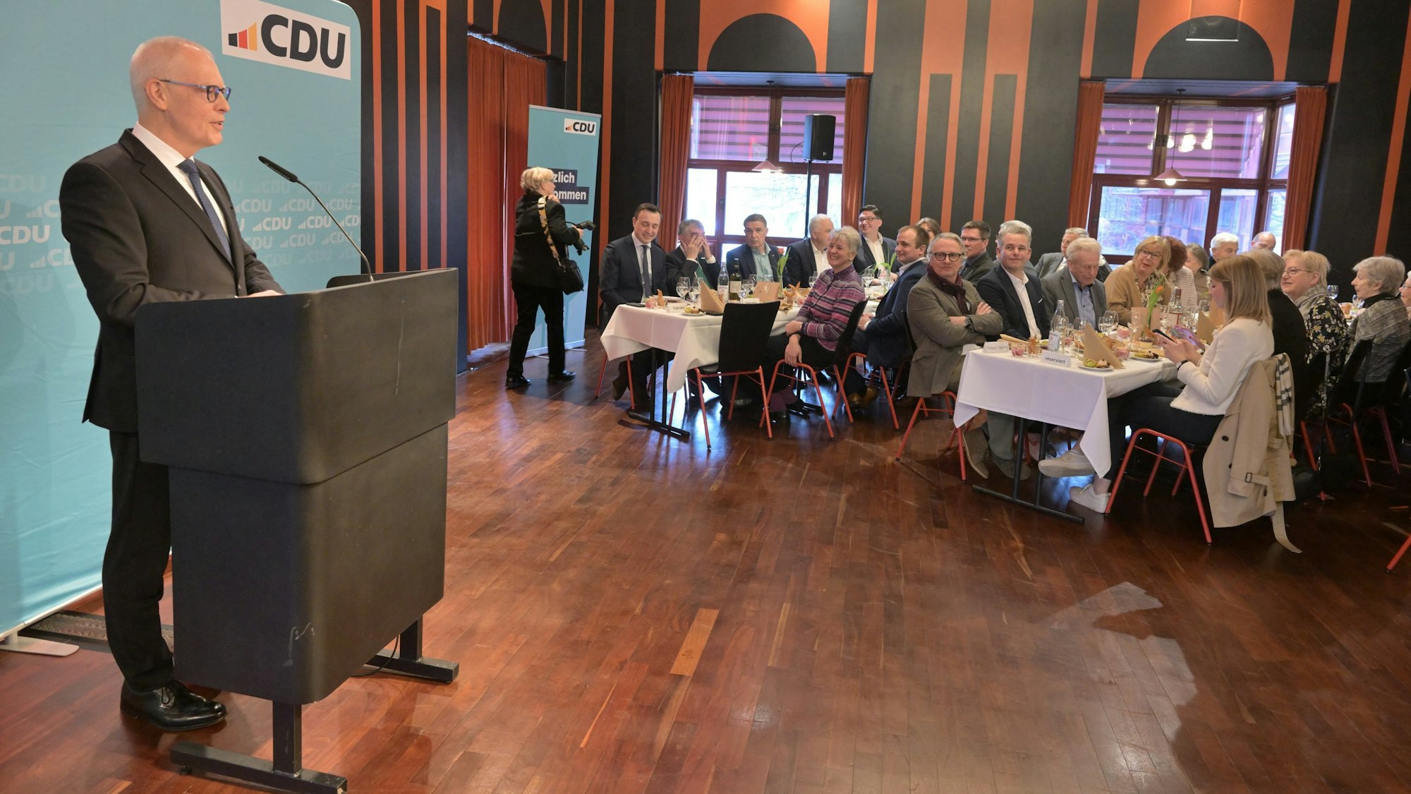 CDU-Kreisparteichef Hermann-Josef Tebroke begrüßt zum Politischen Aschermittwoch der CDU Rhein-Berg mit Paul Ziemiak MdB im Spiegelsaal des Bergischen Löwen.