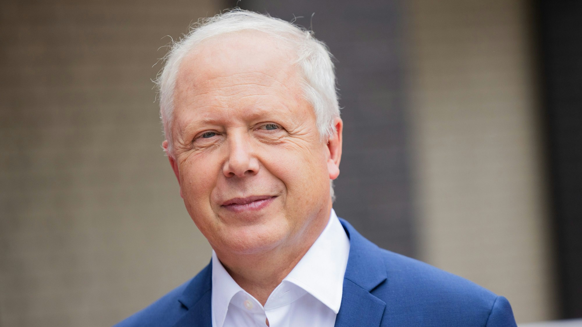 WDR-Intendant Tom Buhrow trägt ein weißes Hemd und einen blauen Anzug.
