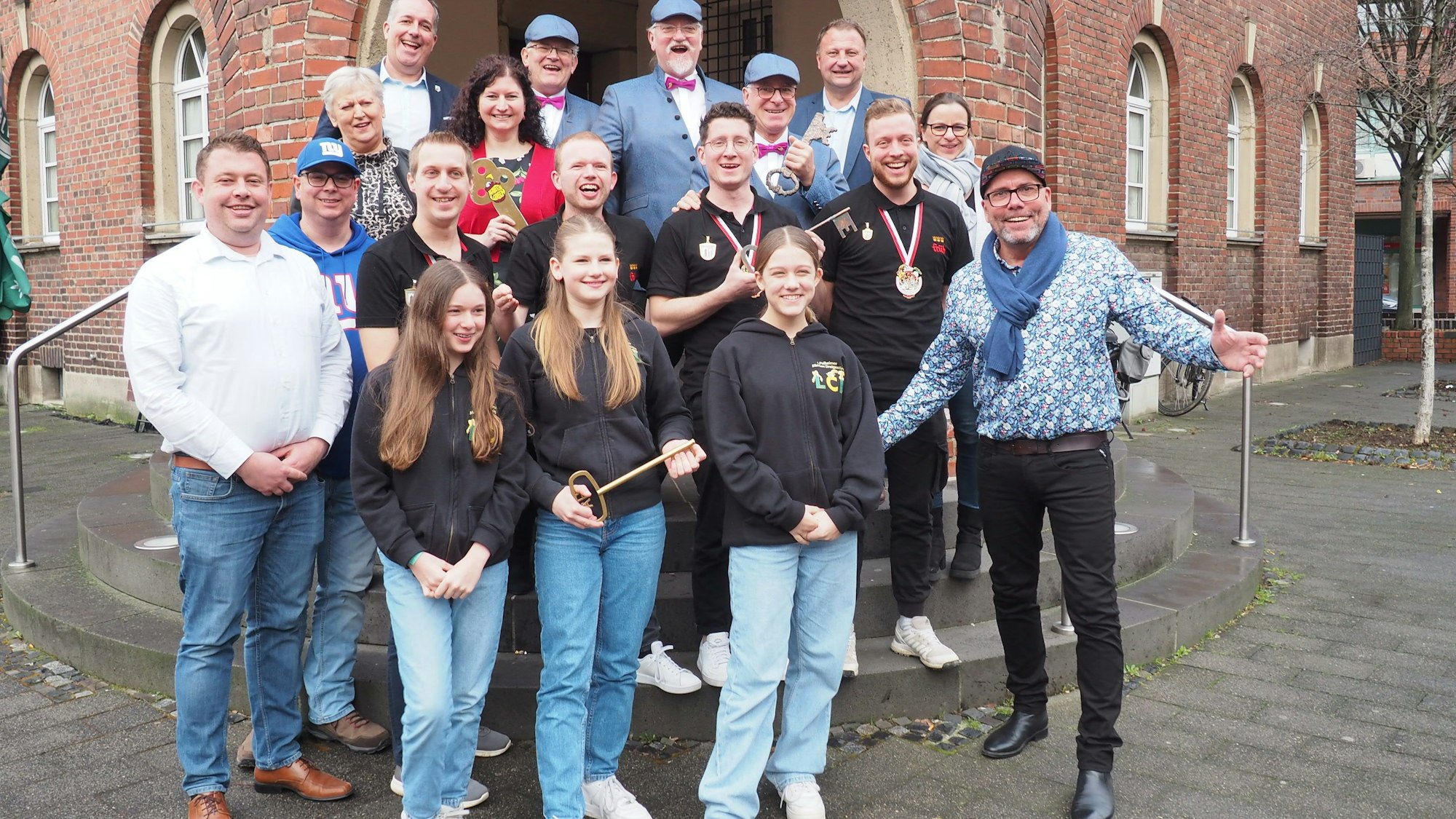 Die Tollitäten in legerer Kleidung, ohne Ornat, lächeln in die Kamera.