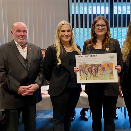 Zu sehen sind die künftige Prinzessin Monika Ignacy und ihr Adjutantenteam.