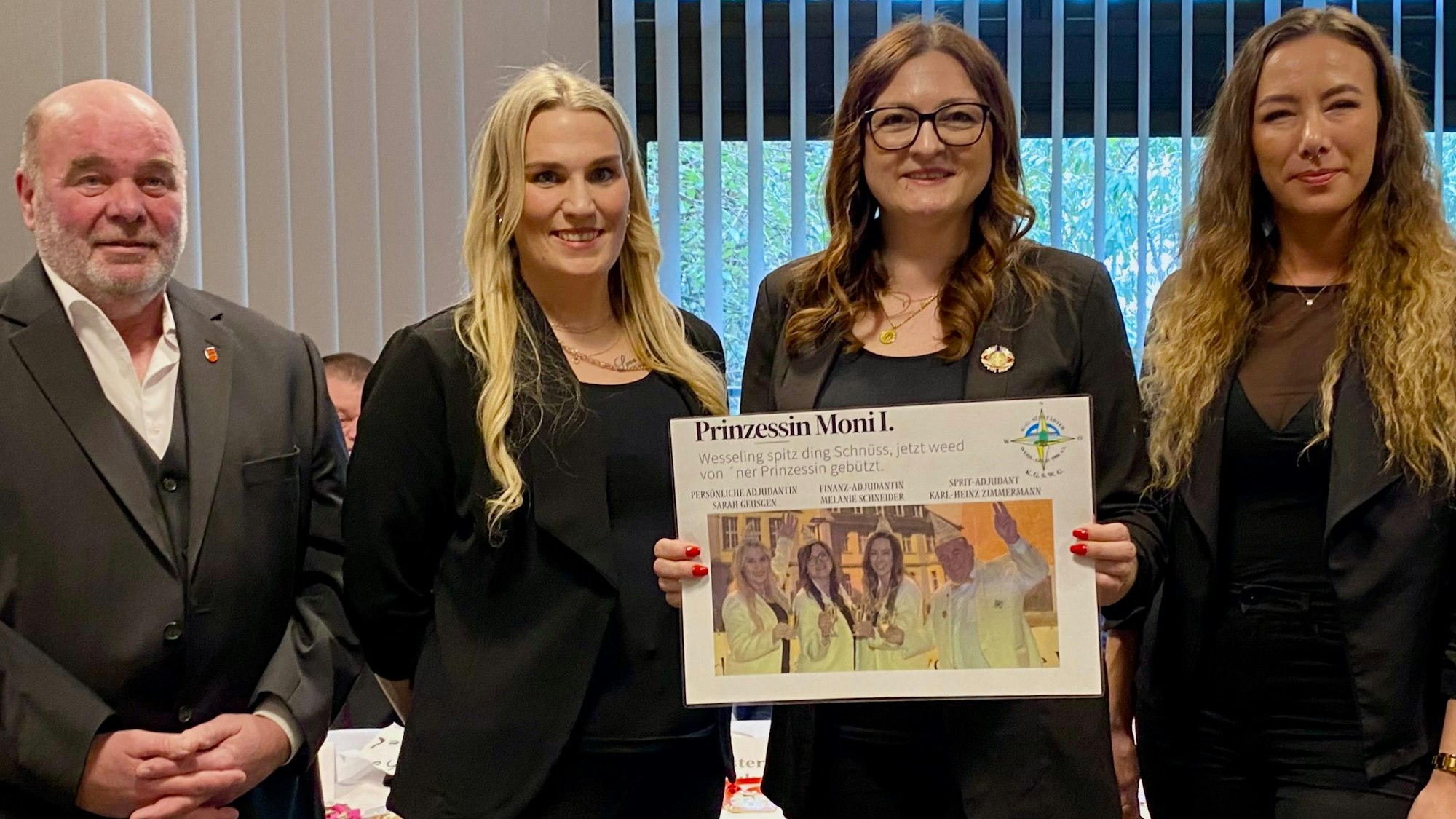 Zu sehen sind die künftige Prinzessin Monika Ignacy und ihr Adjutantenteam.