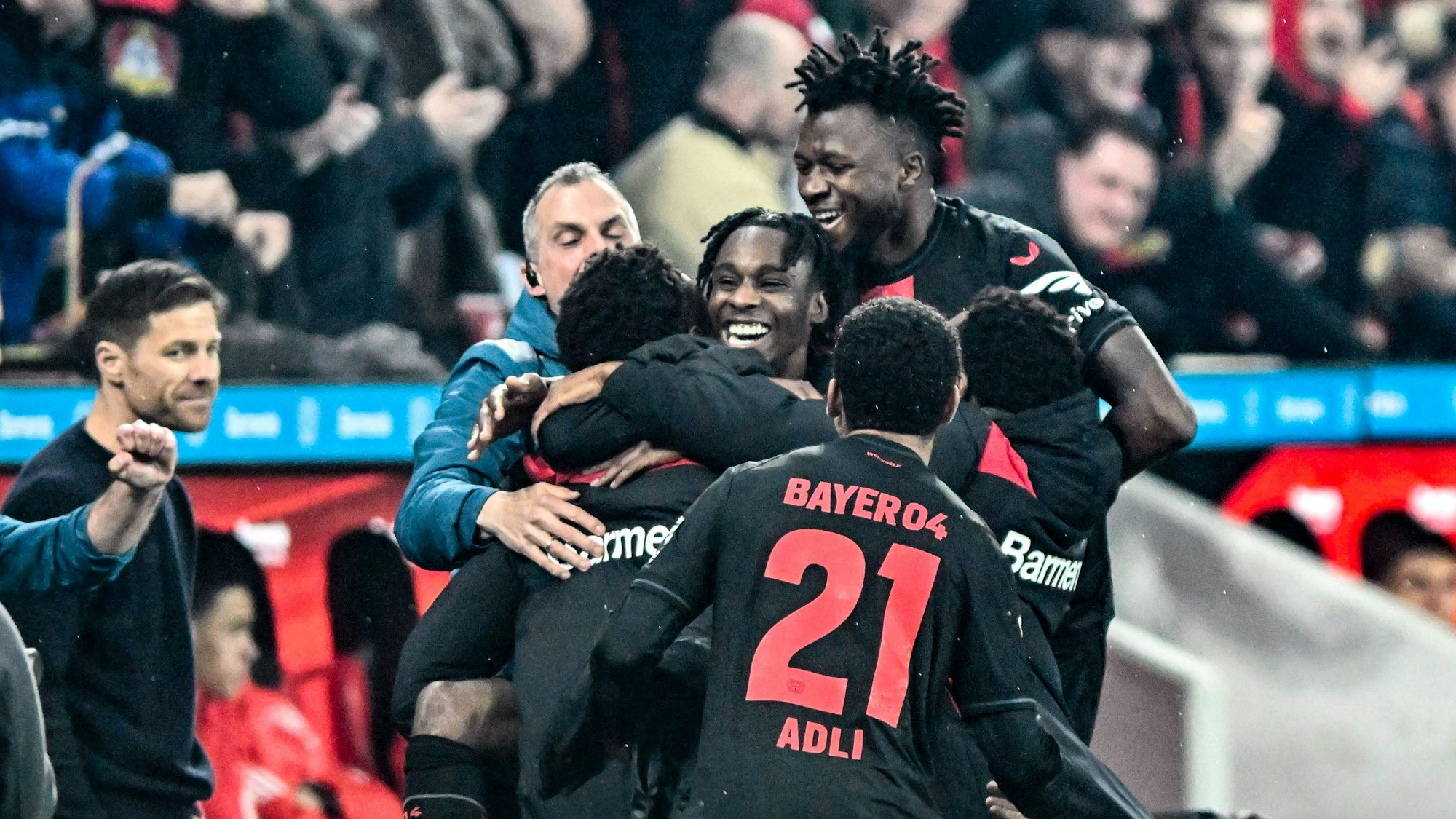 Die Mannschaft von Bayer 04 Leverkusen jubelt nach dem Tor zum 3:0gegen den FC Bayern München in der BayArena.