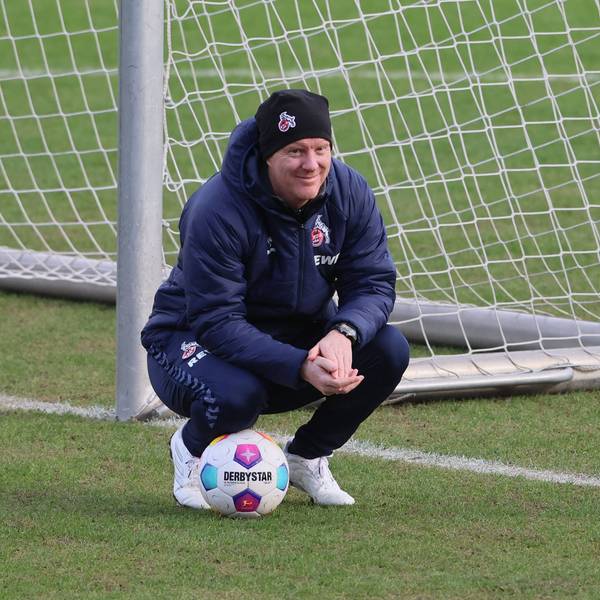 Kölns Trainer Timo Schultz geht beim Training in die Hocke.