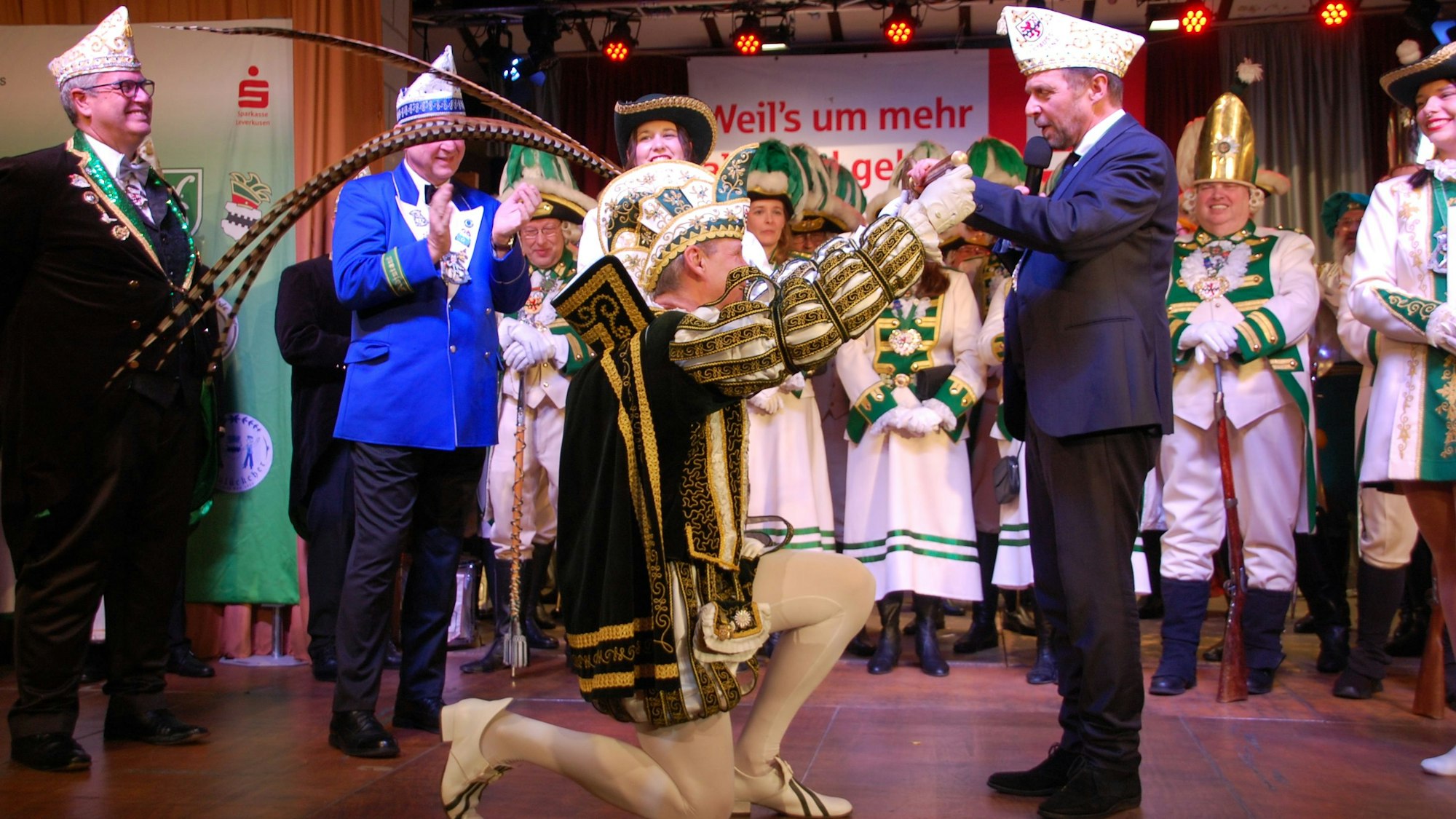 Nach einigen Tränen muss Prinz Mally I. den Schlüssel an den OB zurückgeben.