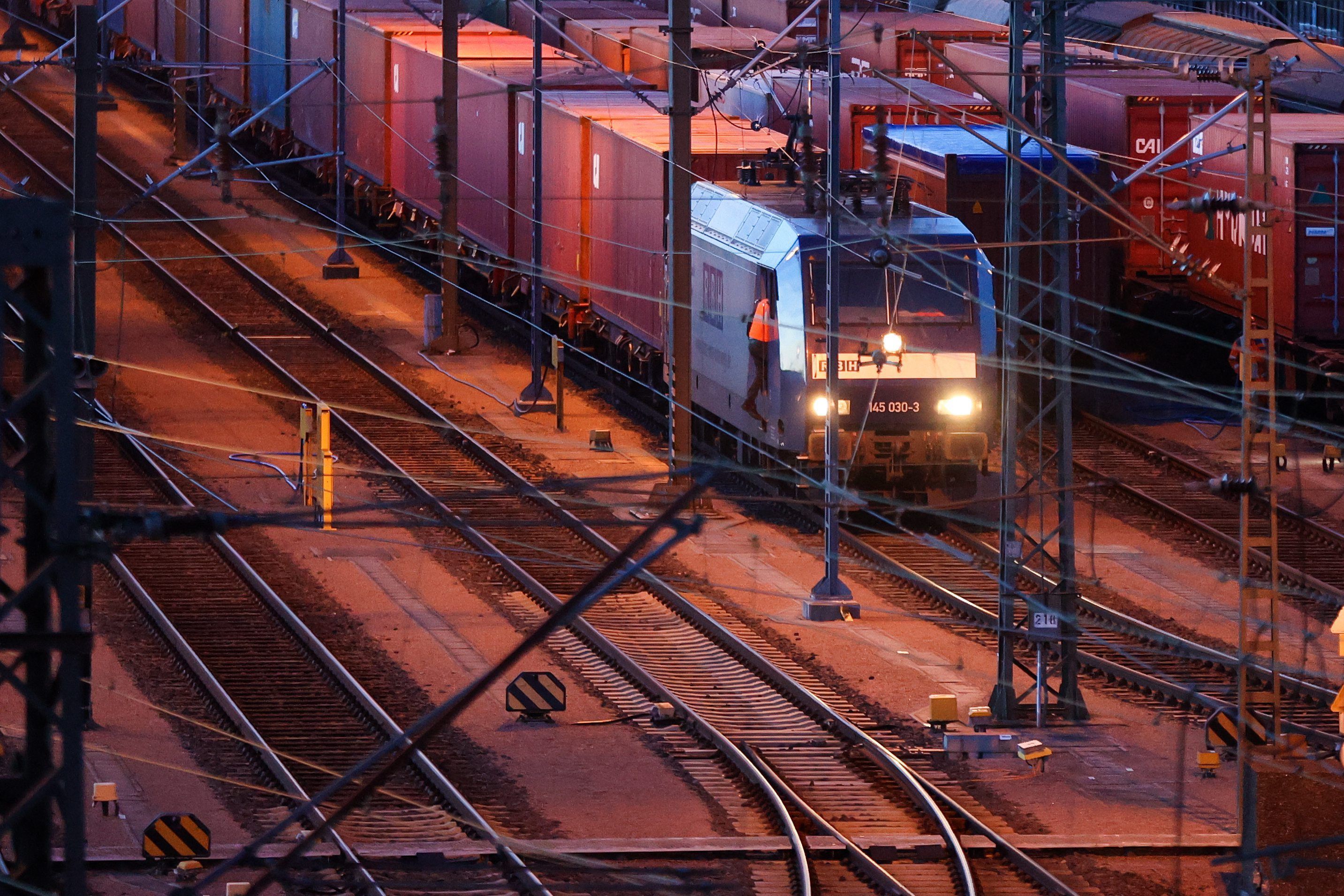 Güterzüge stehen auf dem Gelände des Rangierbahnhofs Maschen.