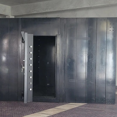 Ein offener Tresor mit denselben Maßen wie die Einzelzelle von Julian Assange.