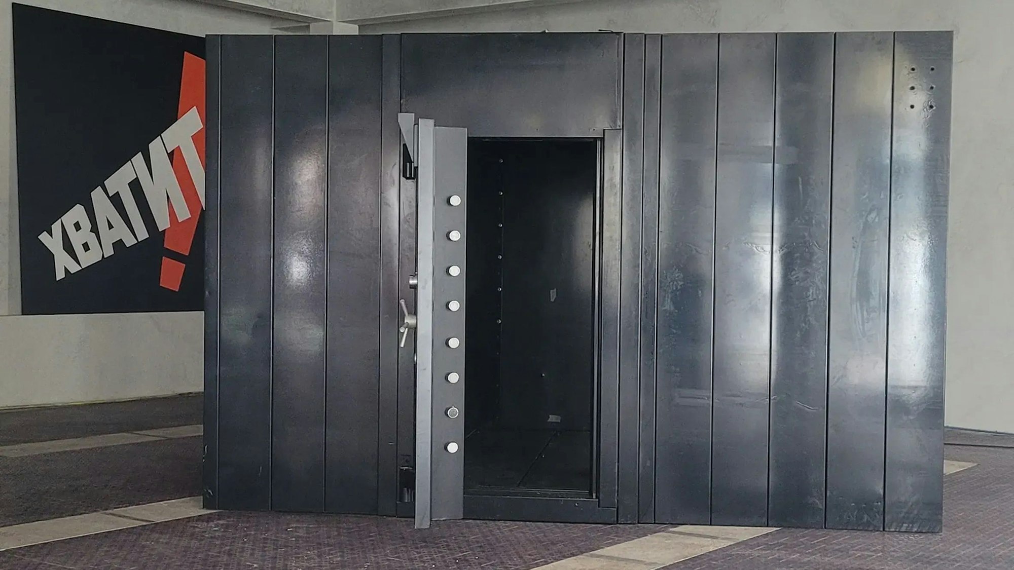 Ein offener Tresor mit denselben Maßen wie die Einzelzelle von Julian Assange.