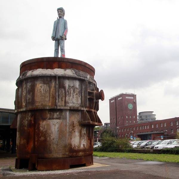 Nordrhein-Westfalen, Oberhausen: Die "Gießpfanne mit Skulptur" (Ateliers Stark / 2006) steht auf dem Vorplatz des Hauptbahnhofes in Oberhausen.