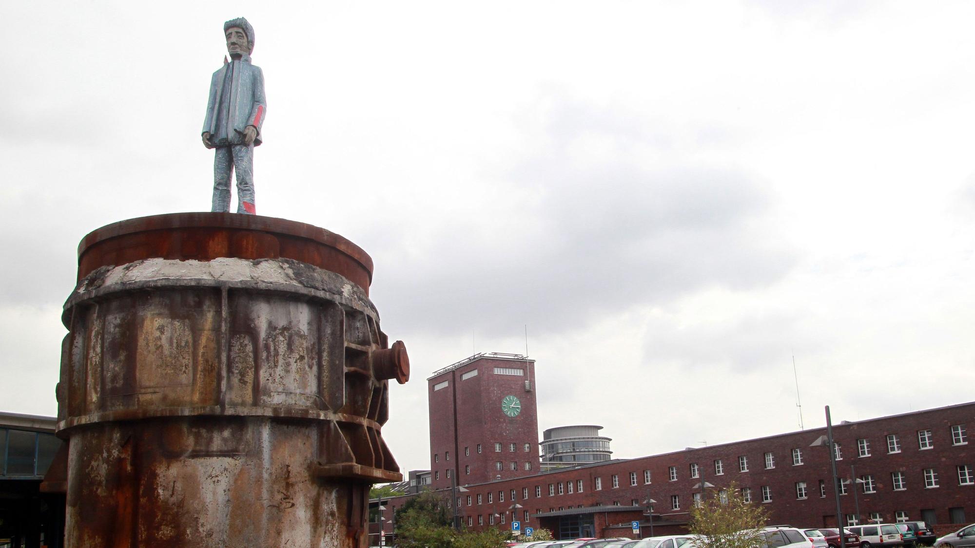 Nordrhein-Westfalen, Oberhausen: Die "Gießpfanne mit Skulptur" (Ateliers Stark / 2006) steht auf dem Vorplatz des Hauptbahnhofes in Oberhausen.