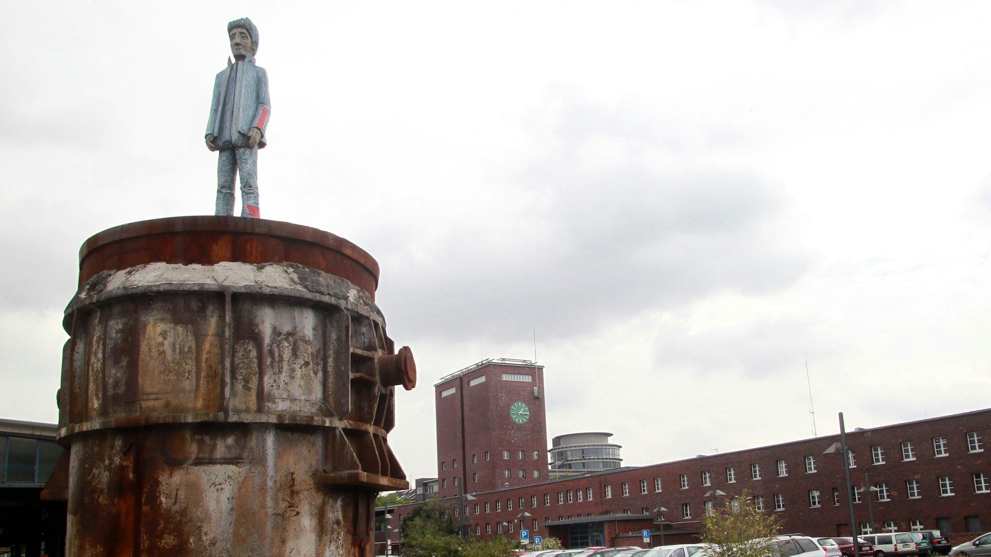 Nordrhein-Westfalen, Oberhausen: Die "Gießpfanne mit Skulptur" (Ateliers Stark / 2006) steht auf dem Vorplatz des Hauptbahnhofes in Oberhausen.