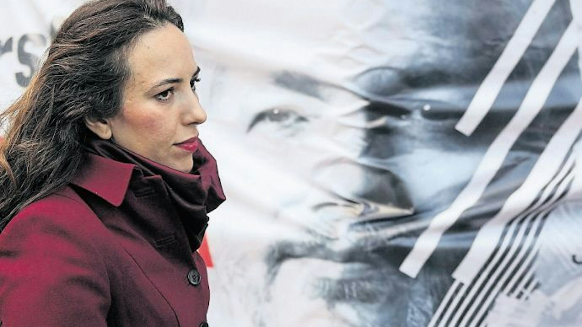 Stella Moris, heute Stella Assange, am Londoner High Court vor einem Plakat, das Wikileaks-Gründer Julian Assange zeigt.