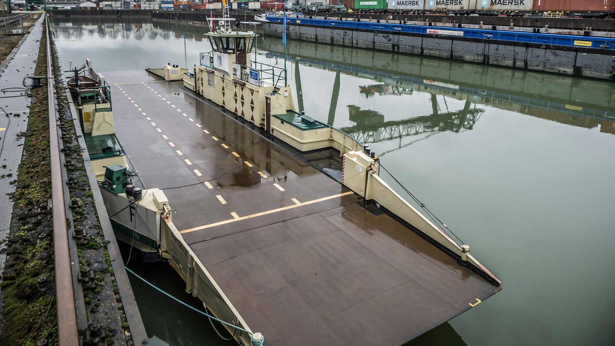 Die „Fritz Middelanis“ liegt im Hafen in Niehl.