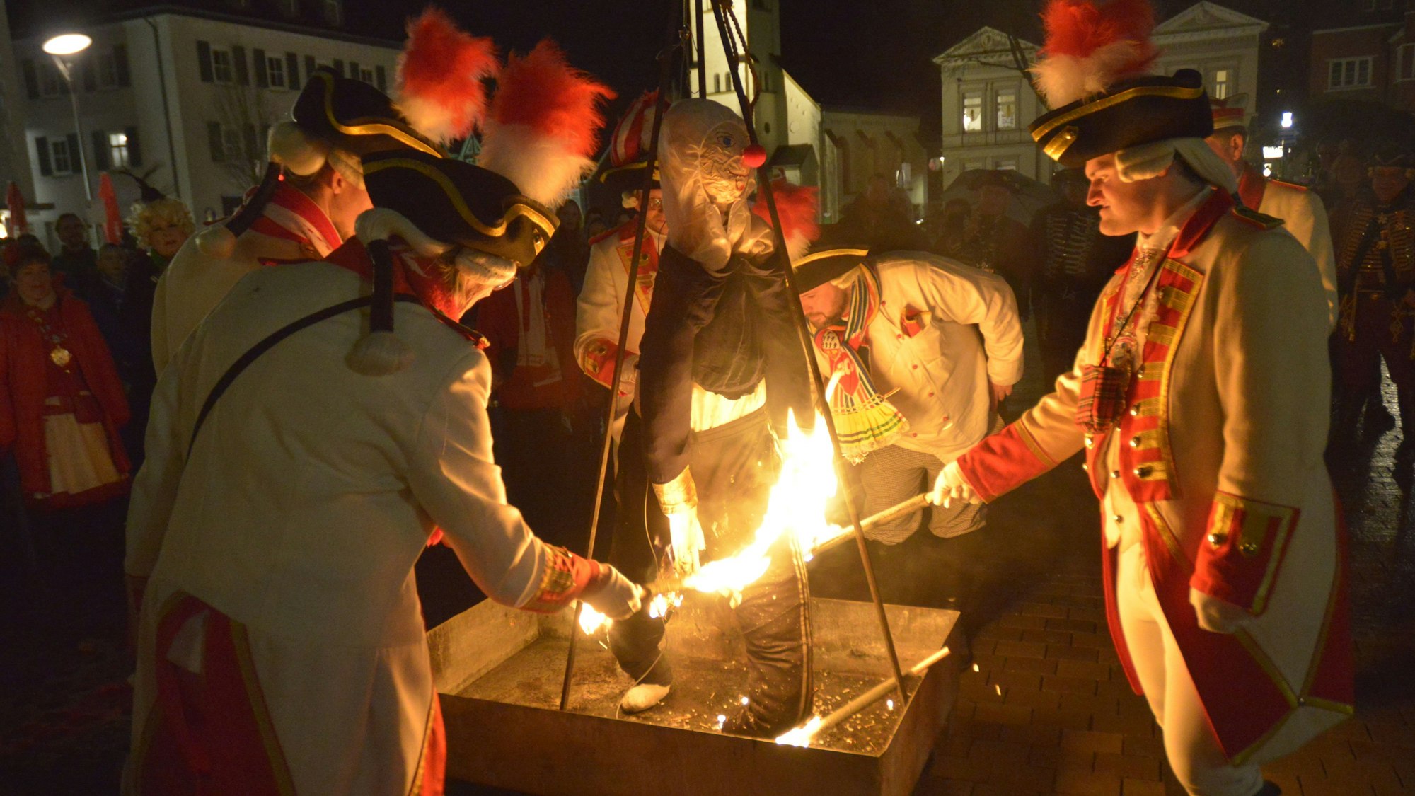 Mit Fackeln zünden die Gardisten der KG Baulemann auf dem Wipperfürther Marktplatz den Nubbel an.