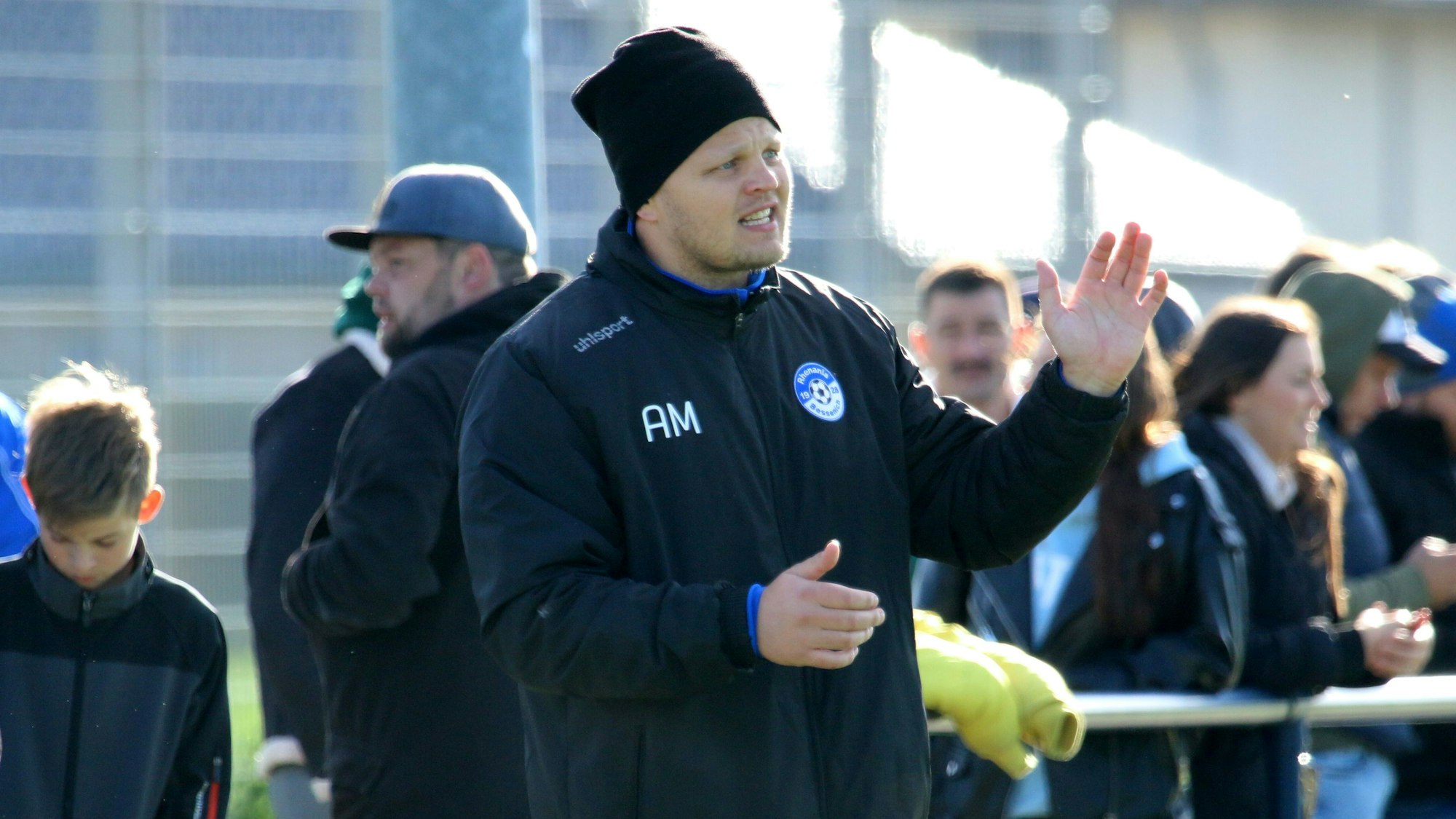 Artur Mezler, hier im Winter warm eingepackt mit Mütze und dicker Jacke, wird Bessenich im Sommer verlassen.