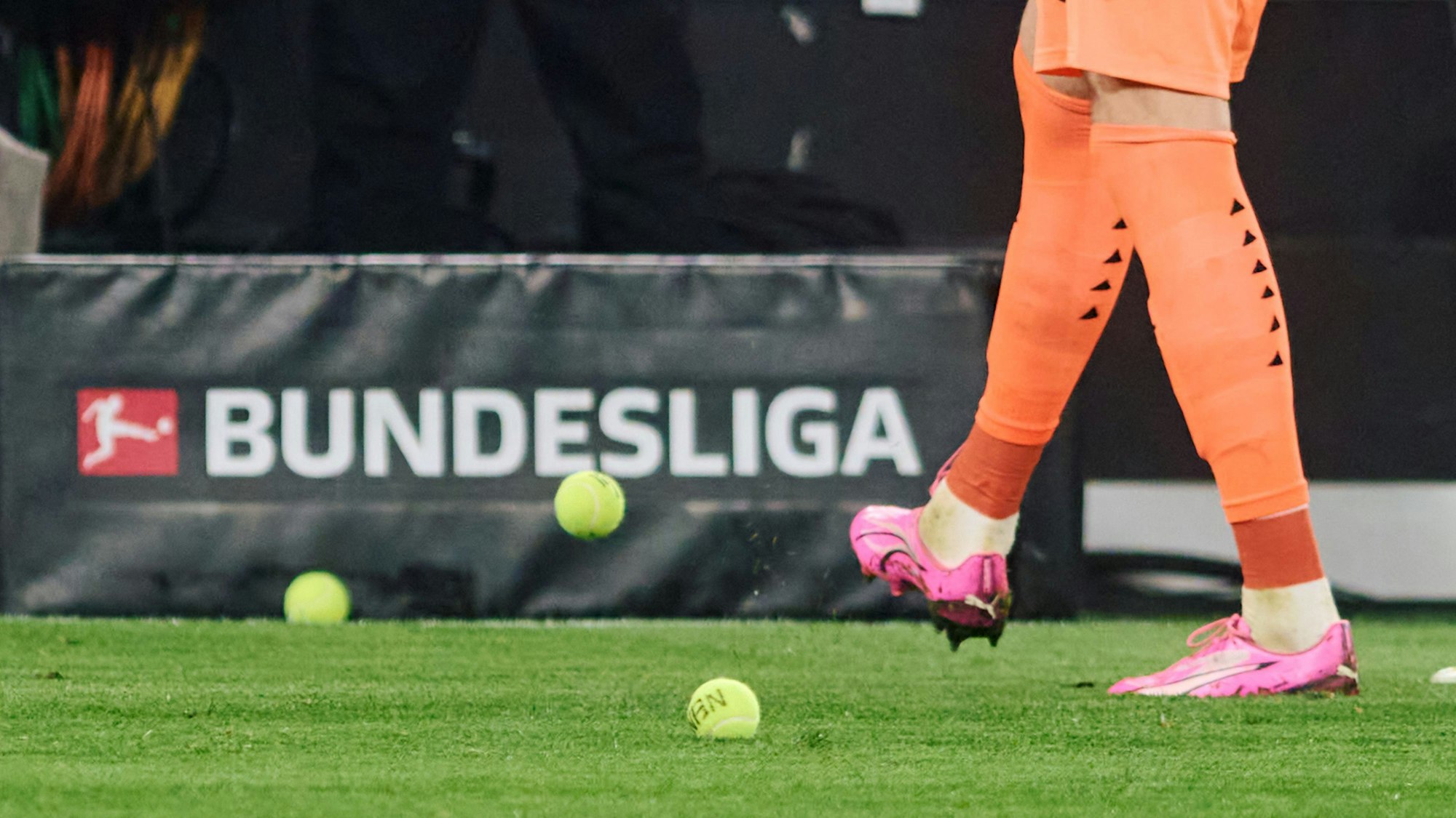 Ein bekanntes Bild aus der Bundesliga: Die Fanproteste gegen einen Investor