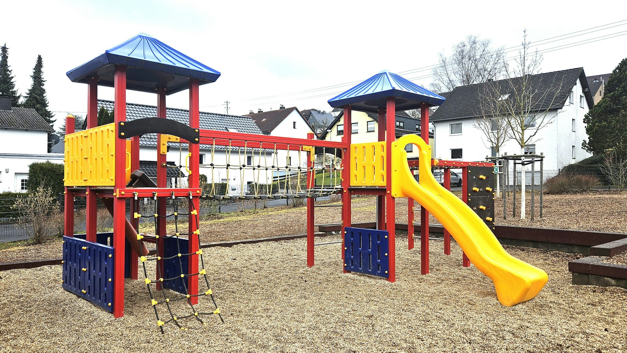 Zu sehen ist ein Multifunktionsspielgerät mit zwei Türmen.