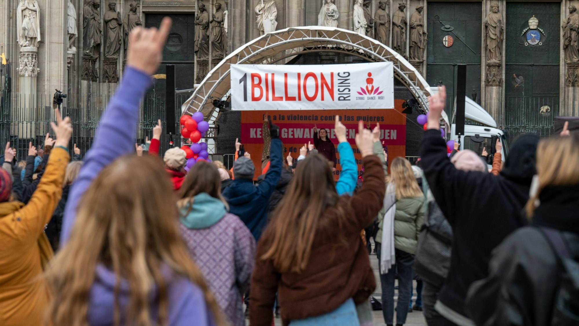 Zu sehen sind Menschen und eine Bühne auf dem Roncalliplatz.