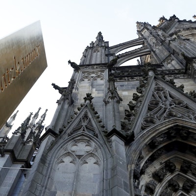 Stele vor dem Eingang zur Schatzkammer des Kölner Doms