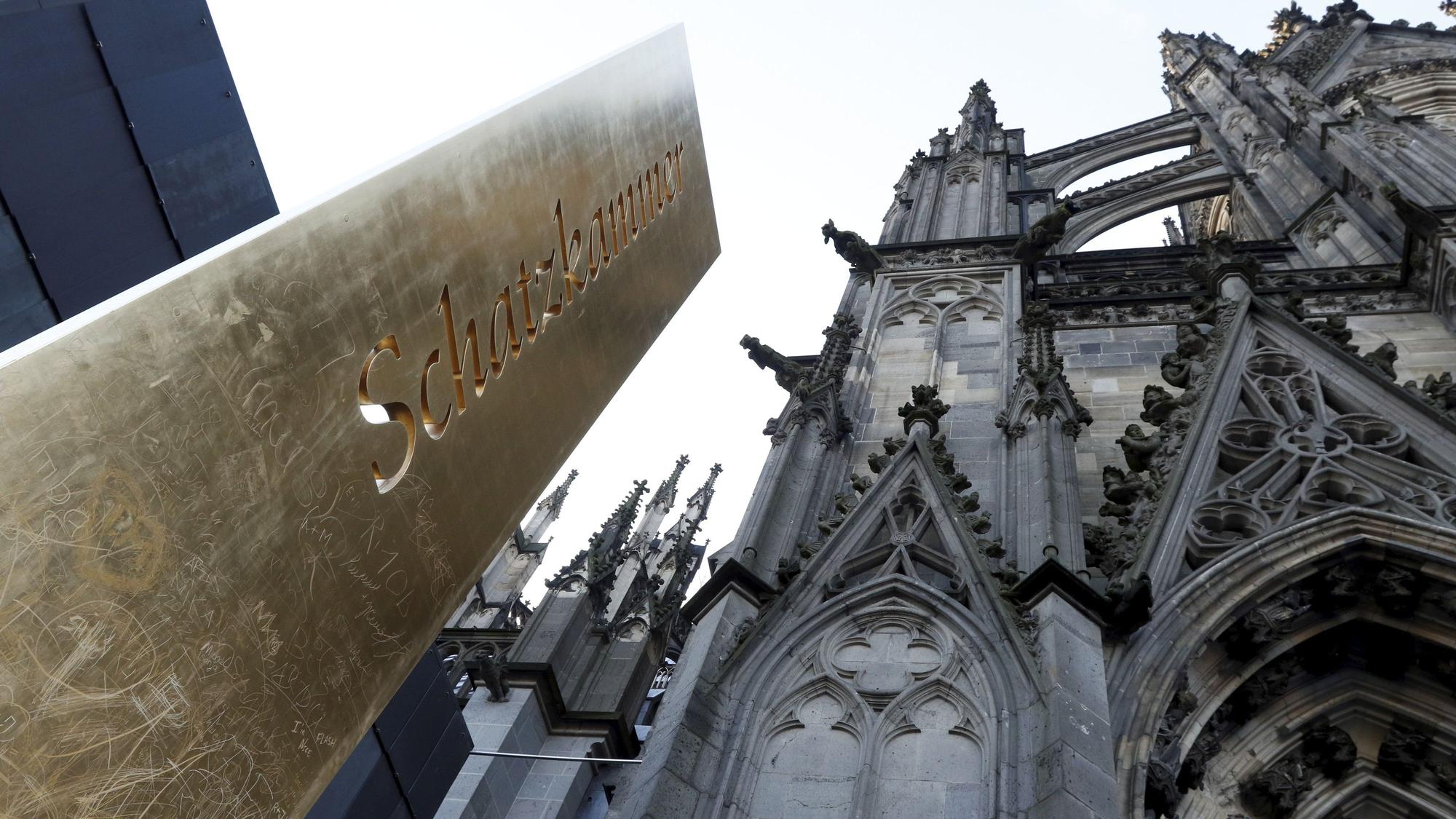 Stele vor dem Eingang zur Schatzkammer des Kölner Doms