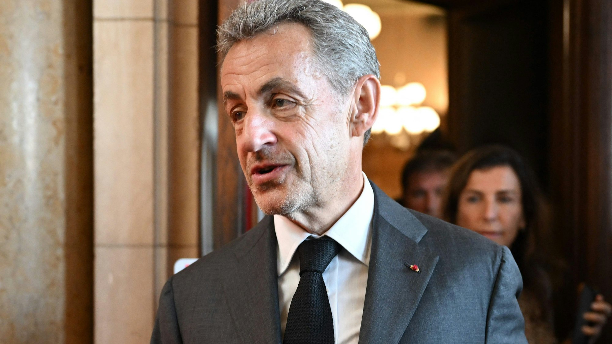 Nicolas Sarkozy, ehemaliger Präsident von Frankreich, verlässt das Gerichtsgebäude.