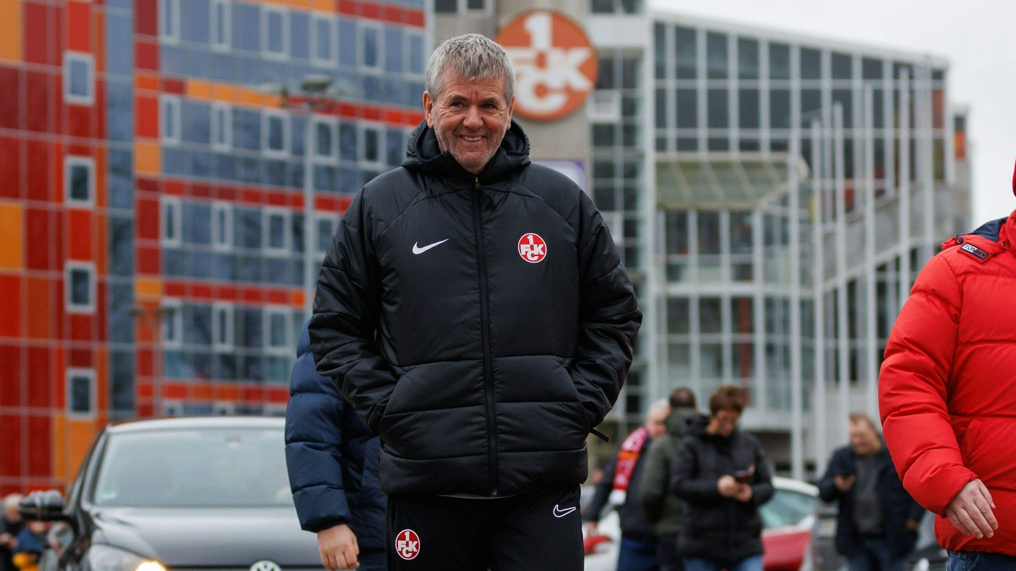 Friedhelm Funkel, neuer Trainer des 1. FC Kaiserslautern, ist auf dem Weg zum ersten Training am Betzenberg.