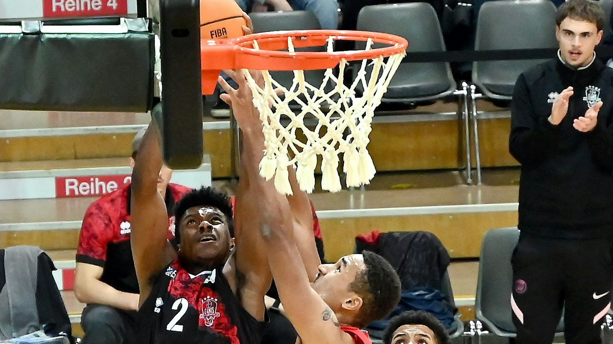 14.01.2024, Basketball-Bayer Giants-Berlin Braves
links: Trey McBride (Bayer)
rechts: Quadre Lollis Jr. (Bayer)
Foto: Uli Herhaus