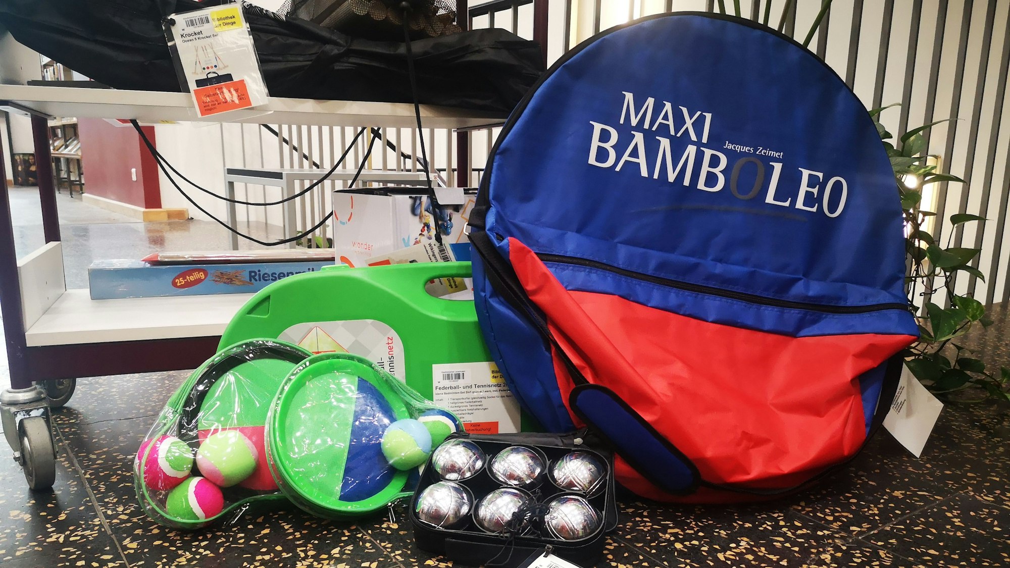 Boccia-Kugeln, Spiel-Tennisschläger, ein Balance-Board und weitere Gegenstände.