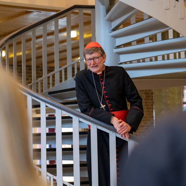 Der Kölner Kardinal Rainer Woelki steht beim traditionellen Empfang zum Aschermittwoch der Künstler auf einer Wendeltreppe im Maternushaus.