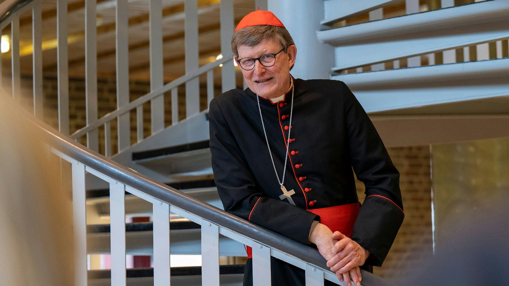Der Kölner Kardinal Rainer Woelki steht beim traditionellen Empfang zum Aschermittwoch der Künstler auf einer Wendeltreppe im Maternushaus.
