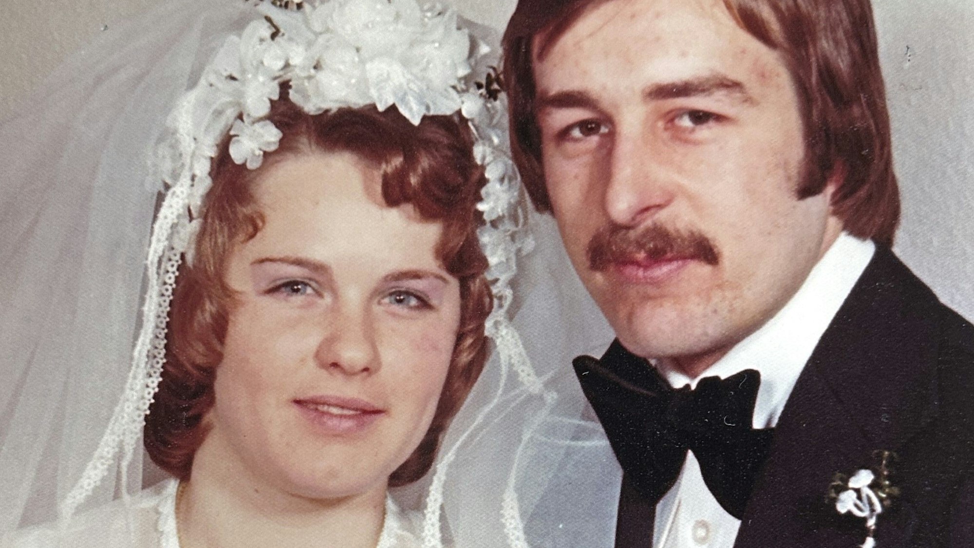 Eine Braut und ein Bräutigam bei ihrer Hochzeit.