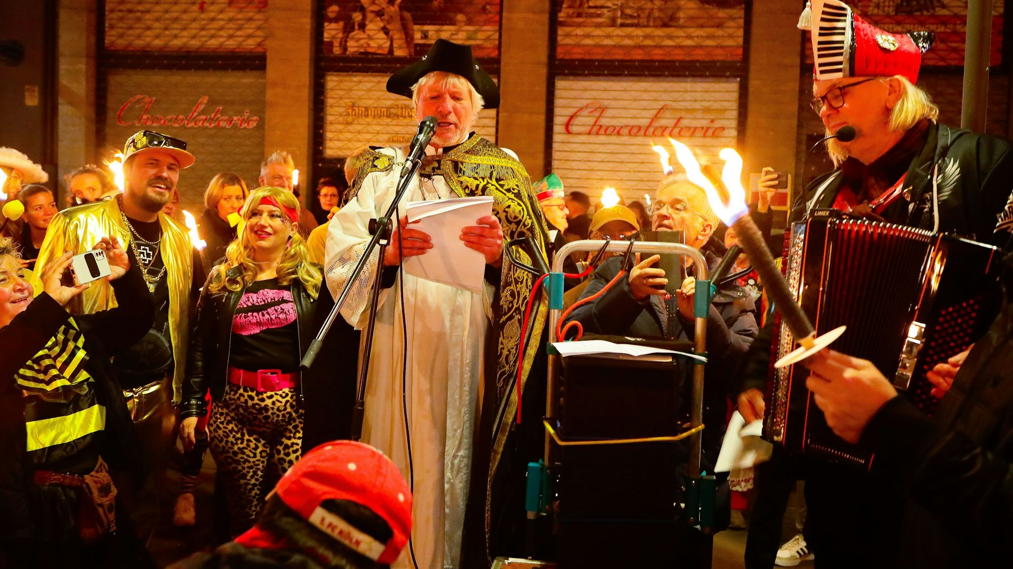 Verkleideter Mann, der etwas in ein Mikrofon spricht.