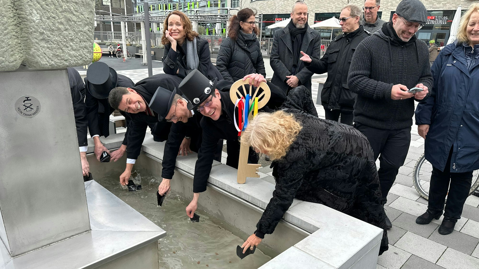 Geldbeutel auswaschen in Sankt Augustin am Aschermittwoch.