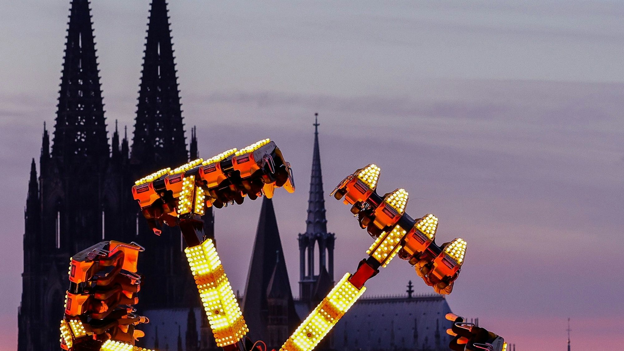 Kölner Dom und Karussell im Vordergrund.
