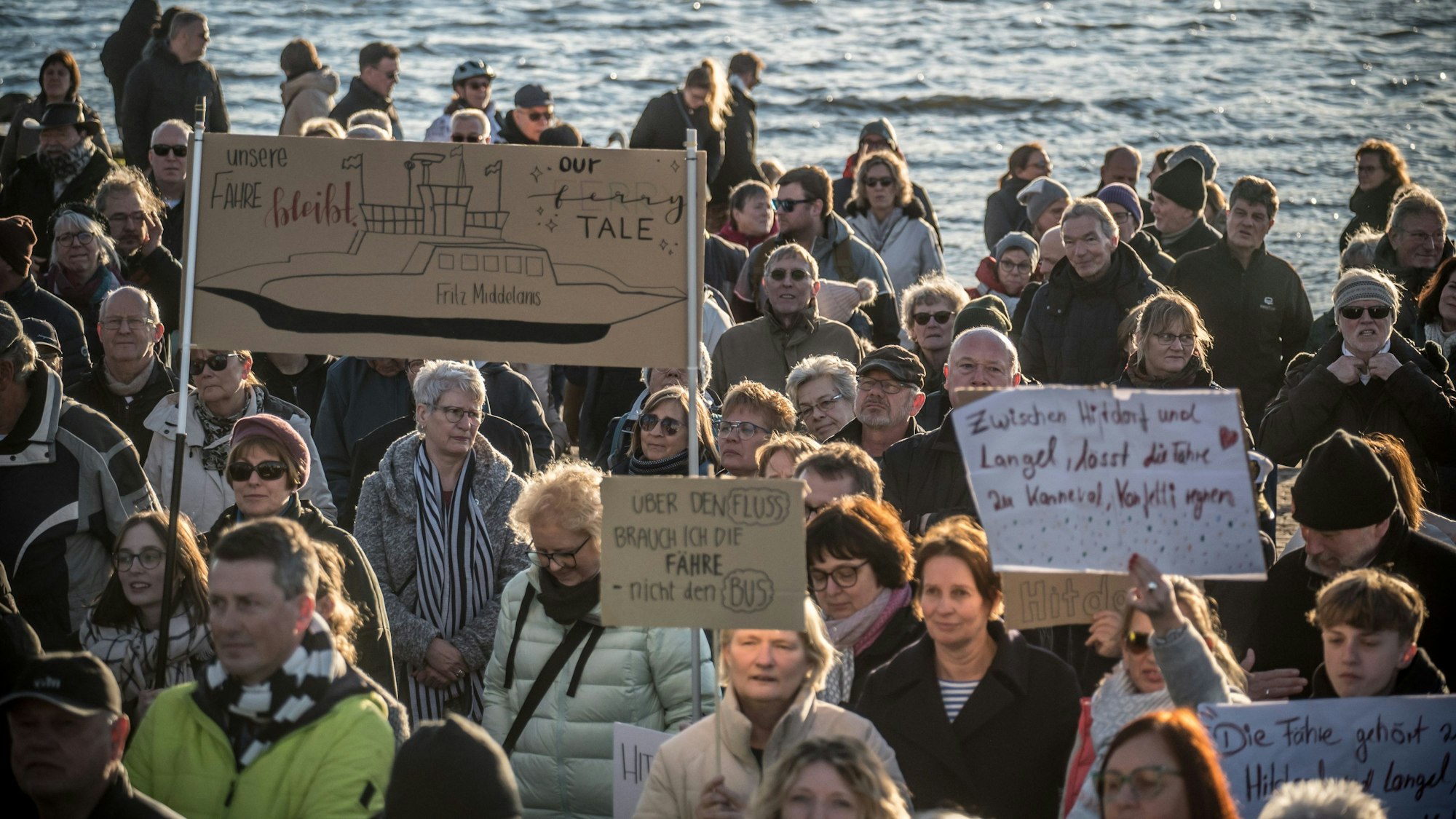Zur einer Protestveranstaltung waren Hunderte nach Hitdorf gekommen.