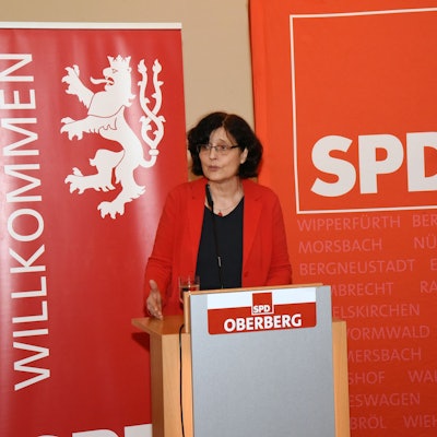 Eine Frau am Pult vor einem SPD-Transparent.