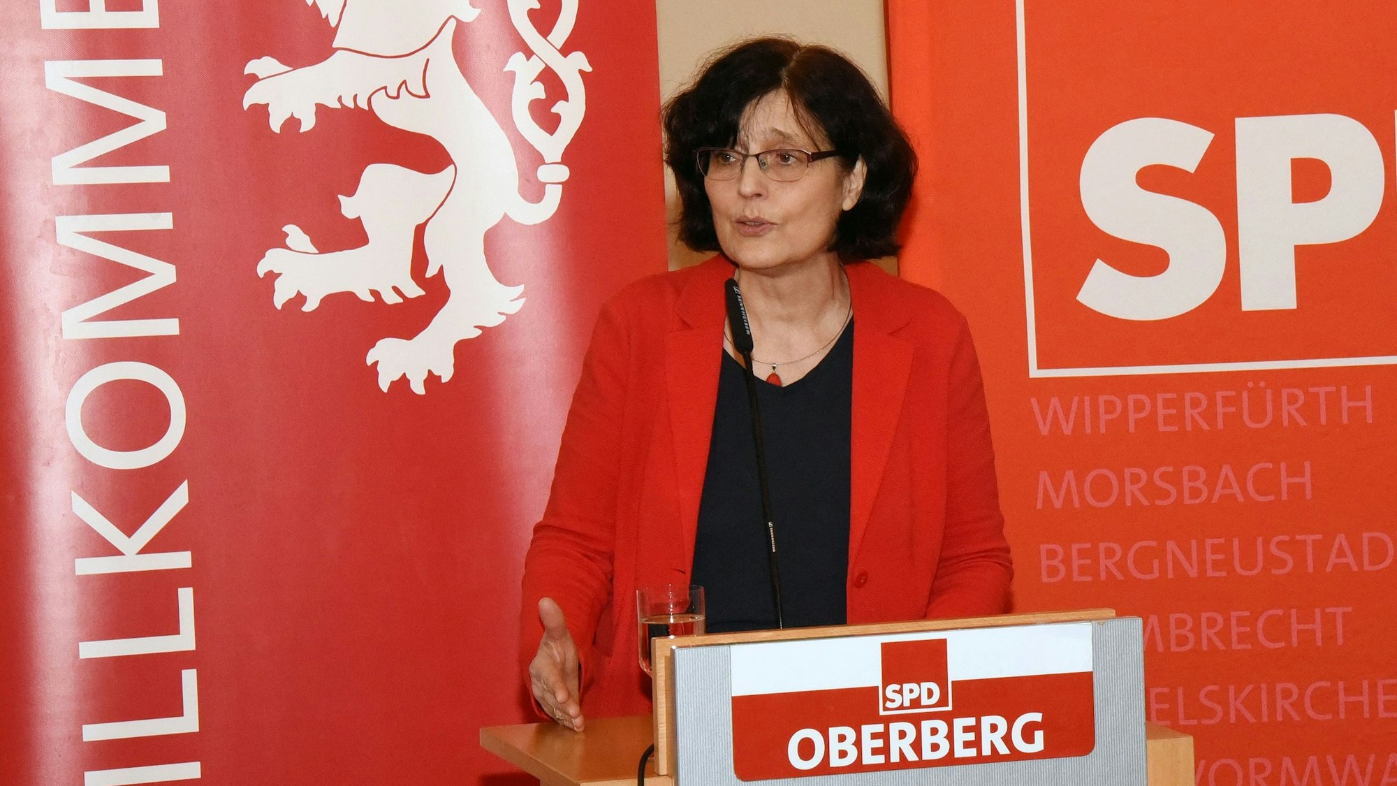 Eine Frau am Pult vor einem SPD-Transparent.